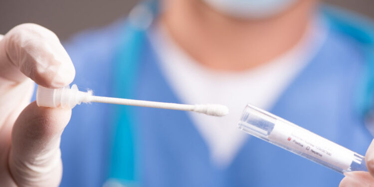 Covid, 222 contagi, 1 decesso, ricoveri in calo