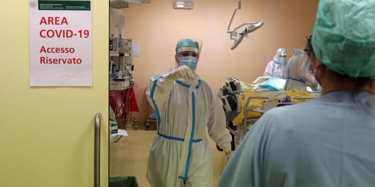 Covid, +28,8% nuovi casi in 7 giorni