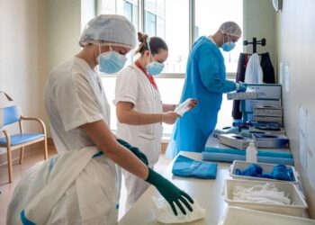 Covid, calano ancora le terapie intensive