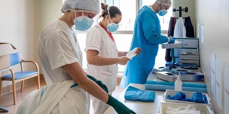 Covid, calano ancora le terapie intensive