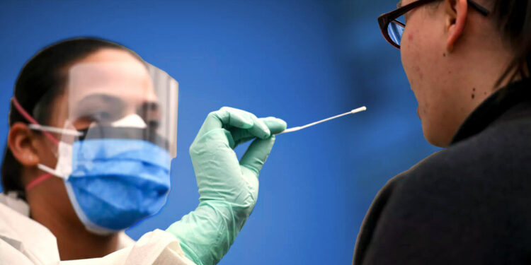 Covid, cresce il contagio tra gli under 19