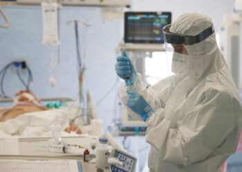 Covid, crescono contagi e ricoveri