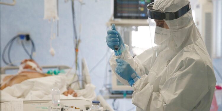 Covid, crescono contagi e ricoveri