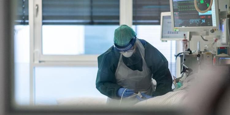 Covid, ricoveri in aumento