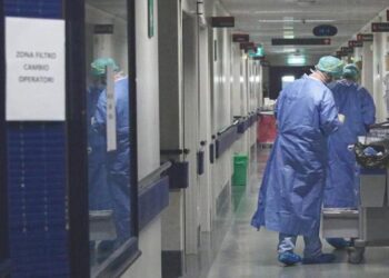 Covid, risalgono contagi e decessi