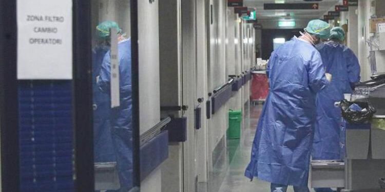 Covid, risalgono contagi e decessi