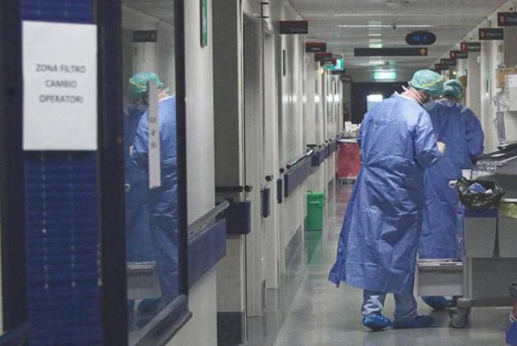 Covid, risalgono contagi e decessi