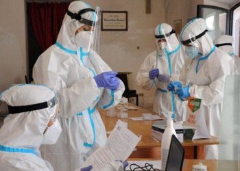 Covid, risalgono i decessi, calano i ricoveri