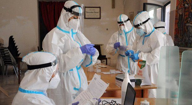 Covid, risalgono i decessi, calano i ricoveri