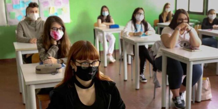 Da lunedì 45mila studenti torneranno in aula