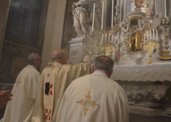 «Dall’Eucaristia la forza per inchinarci davanti ai fratelli»