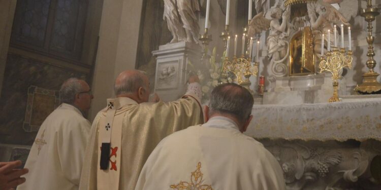 «Dall’Eucaristia la forza per inchinarci davanti ai fratelli»