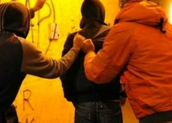 Derubarono e picchiarono ragazzino, denunciati tre minorenni