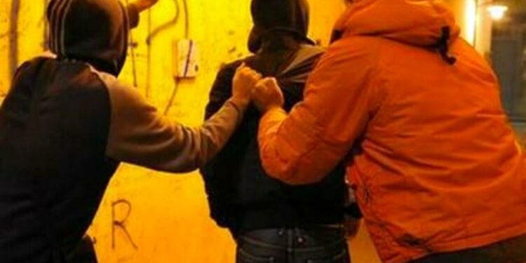 Derubarono e picchiarono ragazzino, denunciati tre minorenni