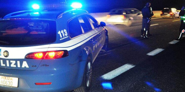 Doglie in autostrada, in sala parto con la Polizia