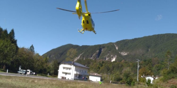 Donna colta da malore nel bosco