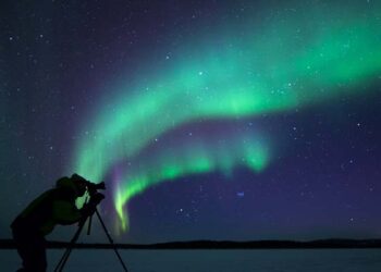 Dopo tre mesi in Lapponia, Menis cattura l’aurora blu