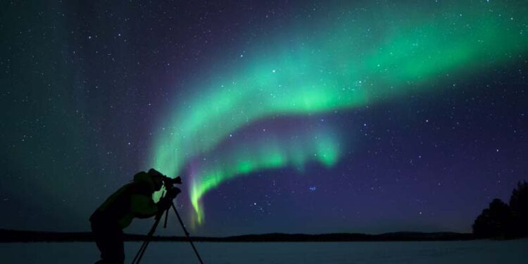 Dopo tre mesi in Lapponia, Menis cattura l’aurora blu