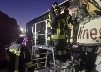 Drammatico scontro tra bus e tir, 15 feriti di cui 7 minorenni