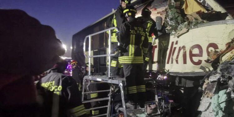 Drammatico scontro tra bus e tir, 15 feriti di cui 7 minorenni