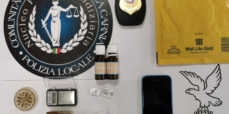 Droga per posta, scoperto dai vigili