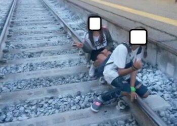 Due minorenni distese sui binari: «Facciamo selfie»