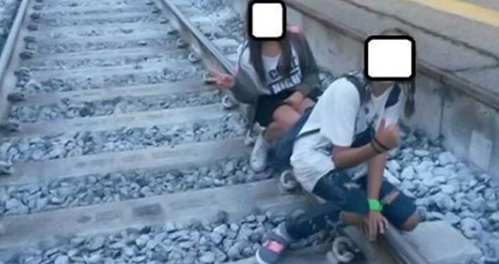 Due minorenni distese sui binari: «Facciamo selfie»