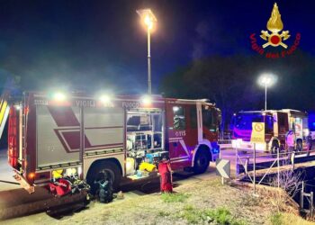 Esce di strada e finisce nel Ledra