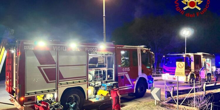 Esce di strada e finisce nel Ledra