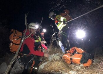 Esce per fare scorta d’acqua in montagna e precipita