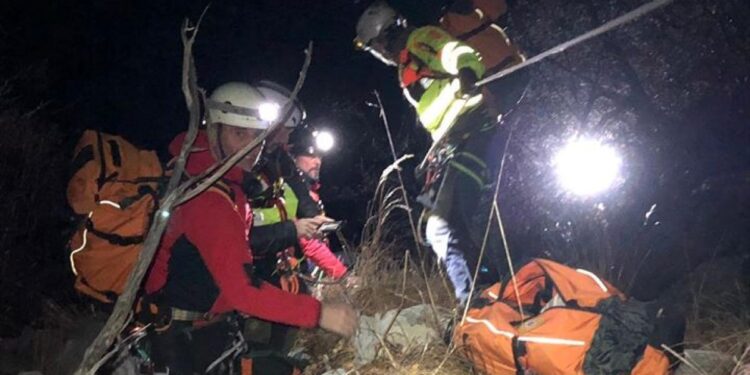 Esce per fare scorta d’acqua in montagna e precipita