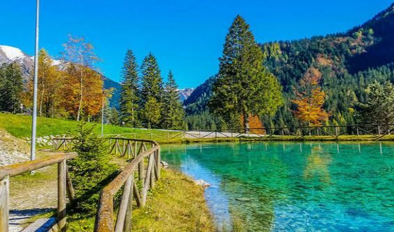 Fa il bagno nel laghetto, muore annegato a 22 anni