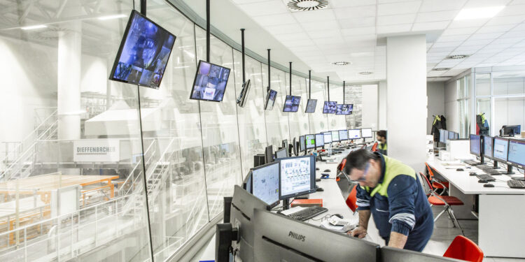 Fantoni porta la fabbrica in classe