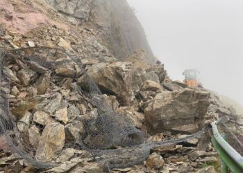 Frana sulla panoramica delle vette