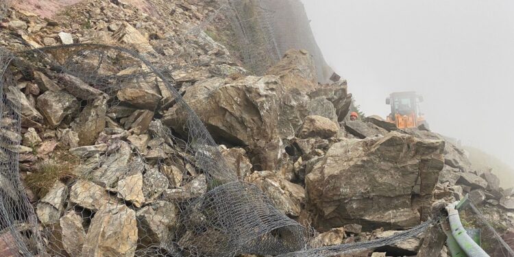 Frana sulla panoramica delle vette