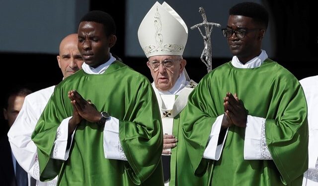 Francesco ai catechisti: chi vive per sé non fa la storia. Aprirsi agli altri