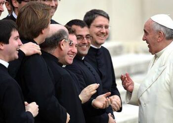 Francesco: sostenete con affetto i vostri preti