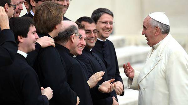 Francesco: sostenete con affetto i vostri preti