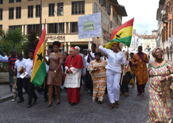 “Fratelli immigrati, insegnateci a non essere cristiani tiepidi”