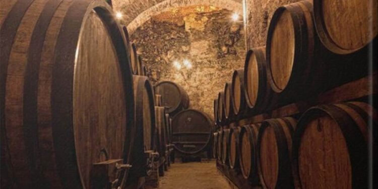 Fvg, il vino di un’intera vendemmia fermo in cantina