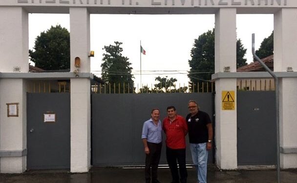 I profughi con gli artigiani sistemano la Cavarzerani