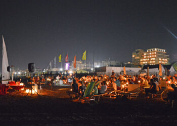 In 500 alla veglia in riva al mare