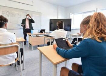 In “arancione”, in aula le medie e al 50% le superiori