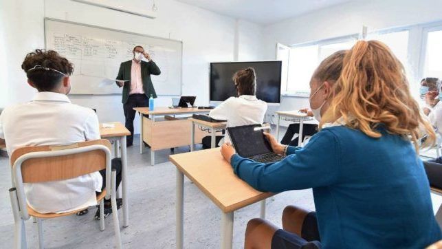 In “arancione”, in aula le medie e al 50% le superiori