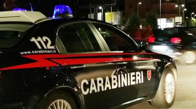 In fuga con un’auto rubata sperona i Carabinieri