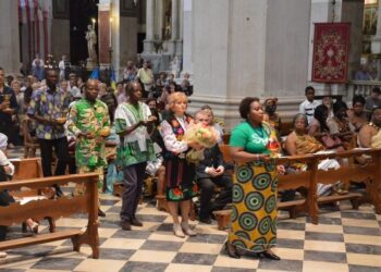 In preghiera con i migranti cattolici