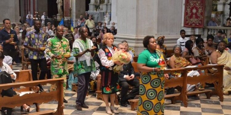 In preghiera con i migranti cattolici