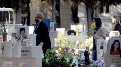 In preghiera per i santi e i defunti