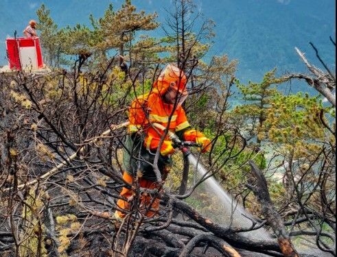 Incendio domato sul monte Cucco