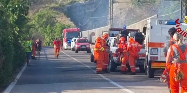 Incendio sul Carso triestino, sospesa la linea ferroviaria